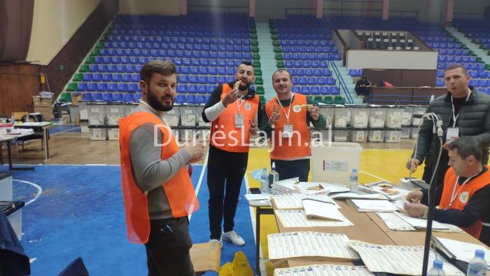 FOTOLAJM/ Numëruesit e PS dhe PD pozojnë me dy gishtat lart, në KZAZ nr.21 edhe Adrian Çela