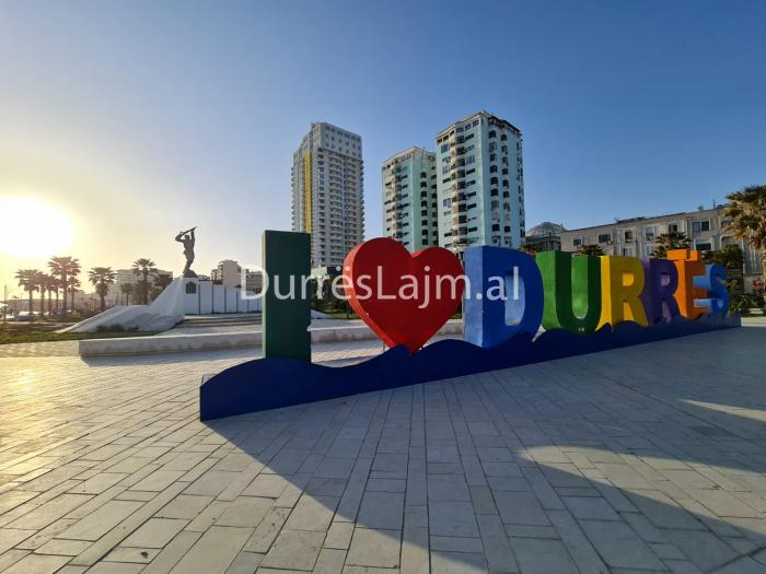 Dëmtohet sërish instalacioni “I love Durrës” (FOTO)