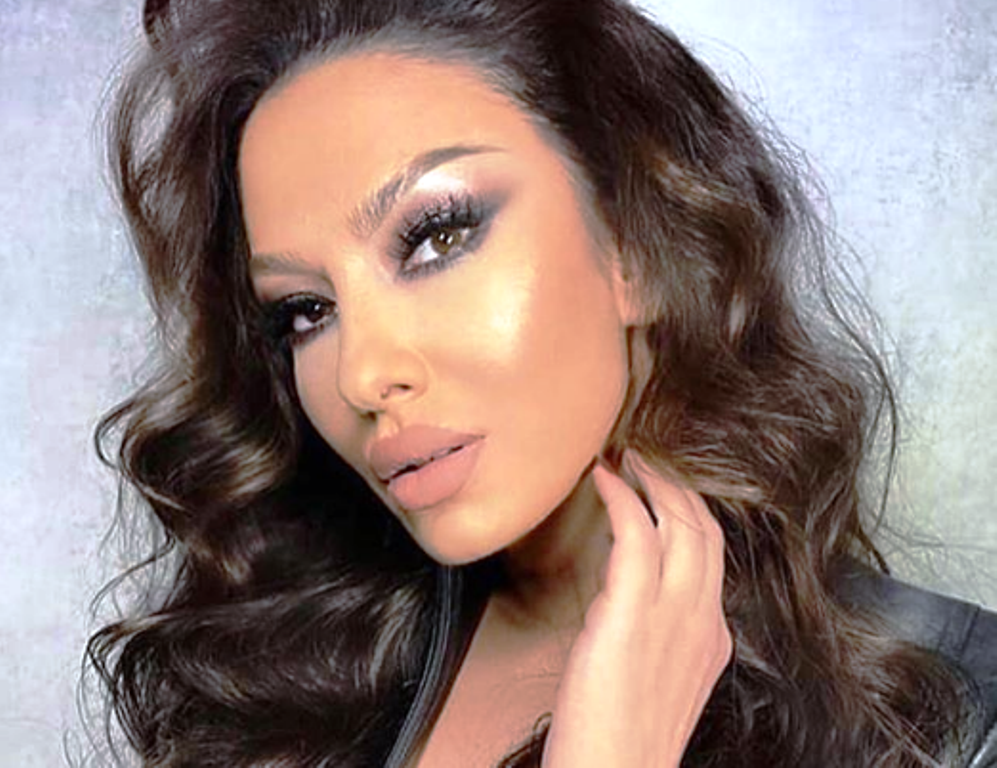 Këngëtarja shqiptare u bën dhuratë 12 shtëpi familjeve në nevojë