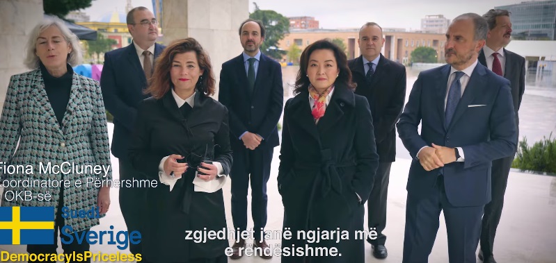 Ambasadorët e huaj videomesazh shqiptarëve: Mos e shisni votën, demokracia nuk ka çmim