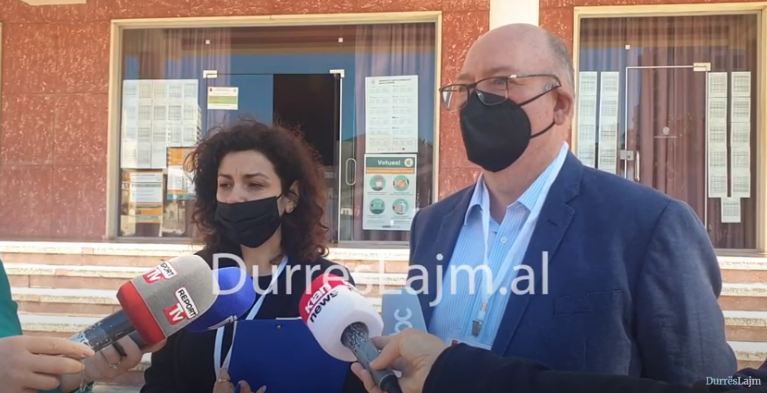 Ambasadori britanik vëzhgon zgjedhjet në Durrës: Votoni atë që realisht mendoni (VIDEO)