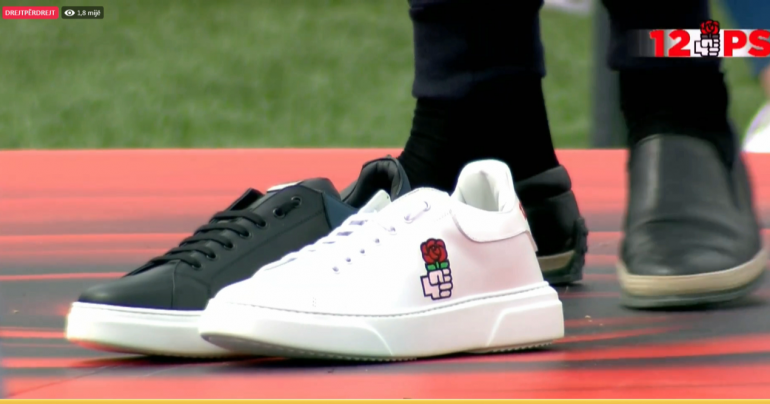 Rama ironizon opozitën me atlete: E majta e bardhë, e djathta e zezë