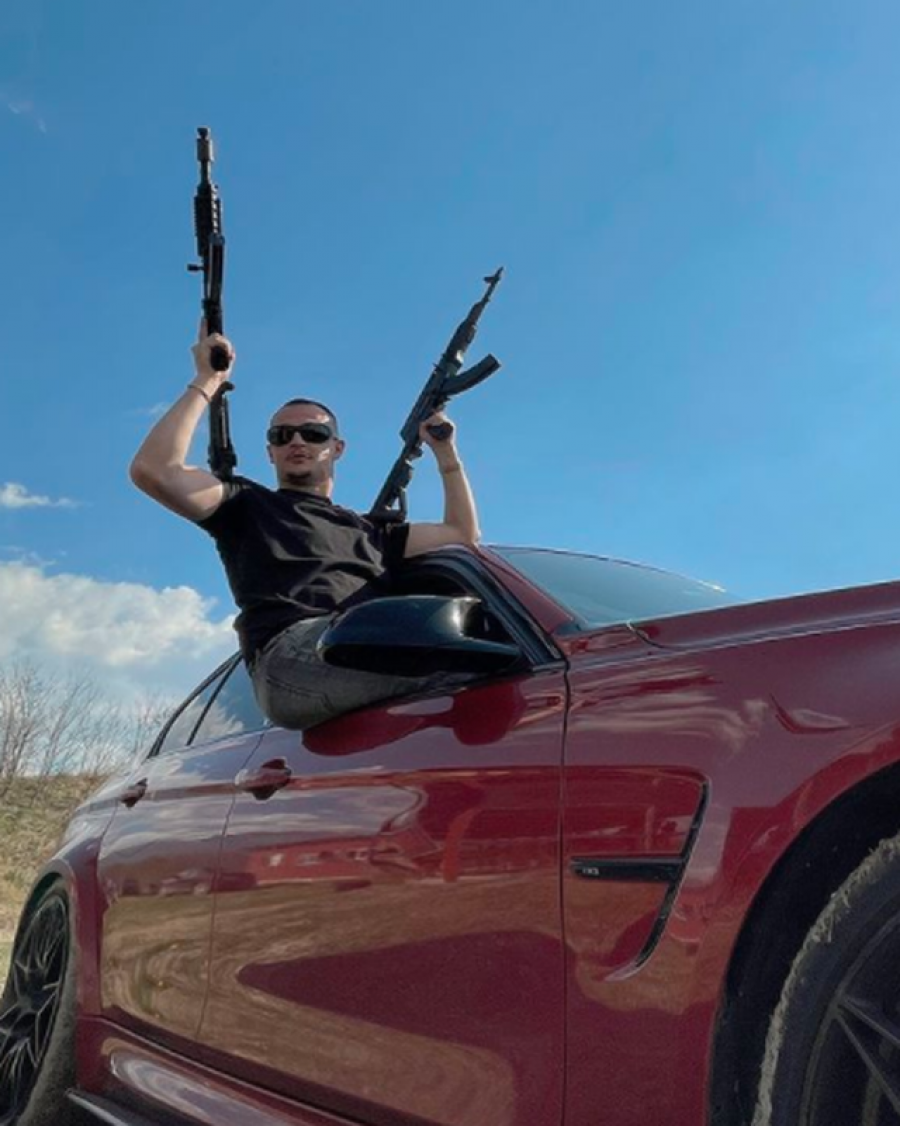 Publikoi foto me kallashnikov, policia zbarkon në shtëpinë e reperit shqiptar
