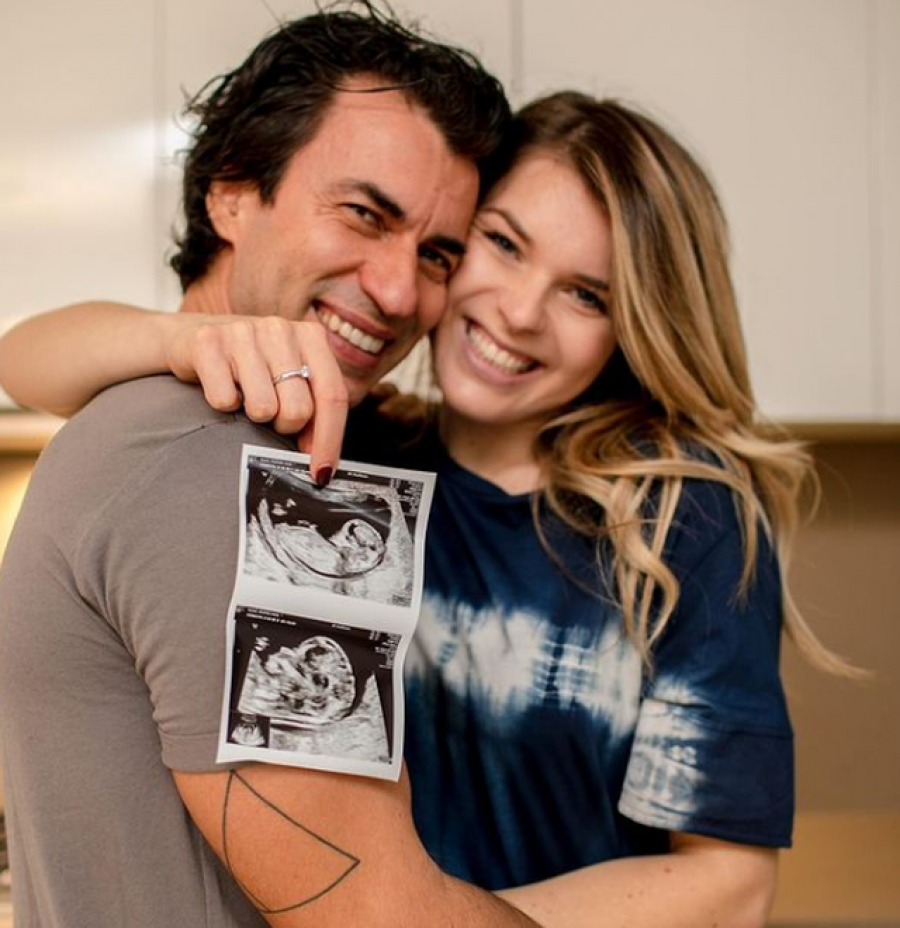 Kledi Kadiu zbulon gjininë e bebit me anë të fotoje