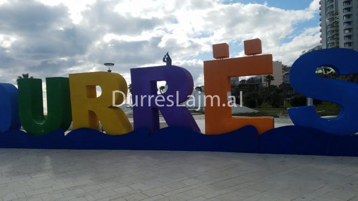 Dëmtohet instalacioni “I love Durrës” në shëtitoren “Taulantia” (FOTO)