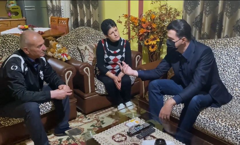 Basha vizitë në një familje të zhgënjyer nga qeverisja e PS në Durrës: Keni në dorë ndryshimin