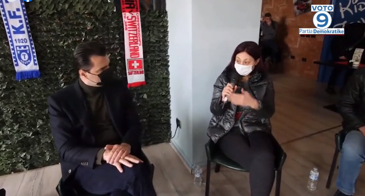 Basha bashkëbisedim me familjet e dëmtuara nga tërmeti në Durrës: Korrupsioni i qeverisë po ndëshkon durrsakët (VIDEO)