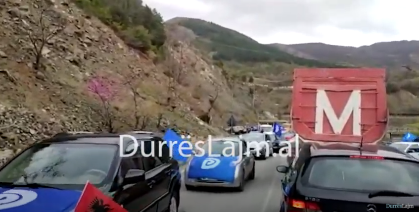 Mbështetësit presin Bashën me makina e flamuj të PD-së në Librazhd (VIDEO)