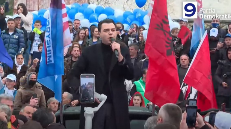 Basha pritet me daulle e kërcime në Tropojë: Ndryshimi është i pandalshëm, koha e Ramës ka mbaruar (VIDEO)