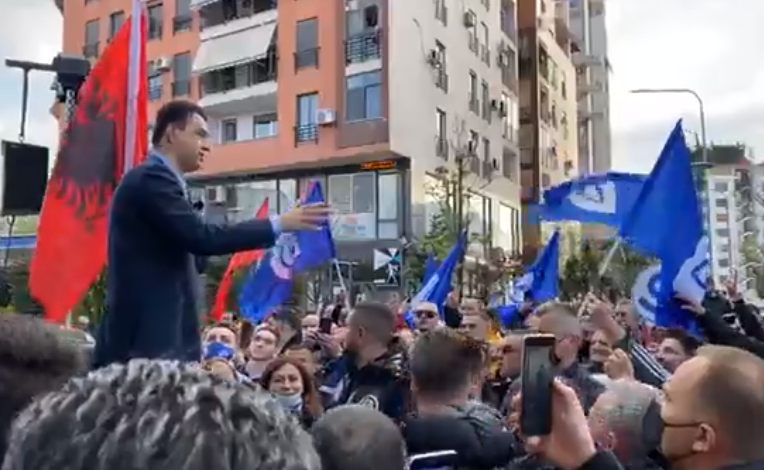 Basha flet pa mikrofon në Don Bosko: Kanë hequr dritat ata që për 8 vite lanë Shqipërinë në errësirë