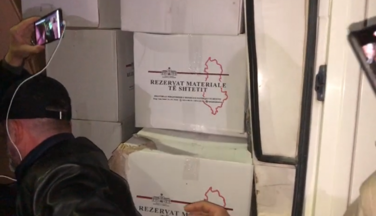 Tensione në Berat, furgoni me mallra nga Rezerva e Shtetit mbahet i bllokuar nga PD