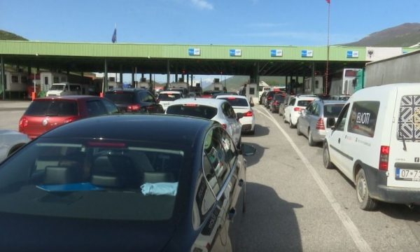 Turistët nga Kosova dynden drejt Shqipërisë, rradhë të gjata në kufi
