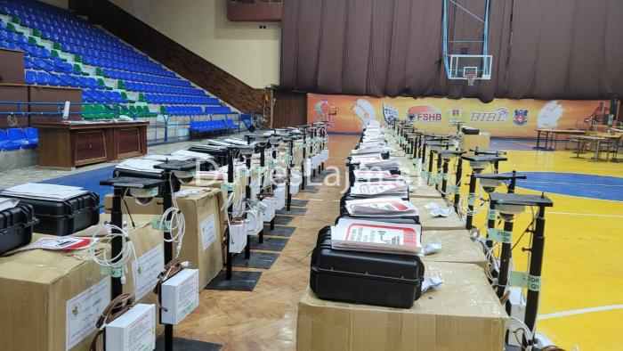 Durrës, vazhdon procesi i shpërndarjes së materialeve zgjedhore në KZAZ nr.21, problem mungesa e operatorëve për pajisjet elektronike (FOTO)