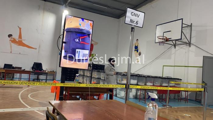 Durrës, përfundon dorëzimi i kutive edhe në KZAZ nr.22, në pritje të nisjes së numërimit (VIDEO)