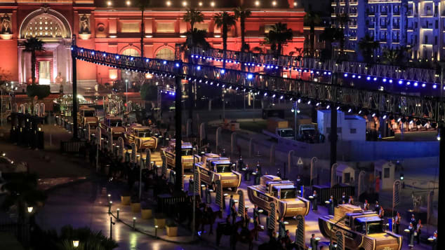 Faraonët e Egjiptit të lashtë parakalojnë nëpër rrugët e Kajros