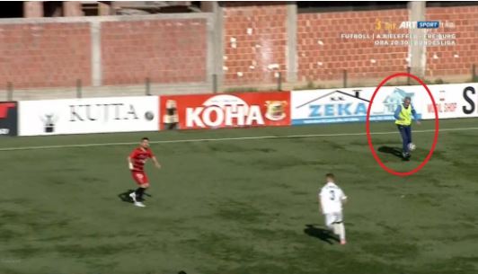 Çudira shqiptarësh! Mbledhësi i topave futet në fushë dhe ndërpret ndeshjen