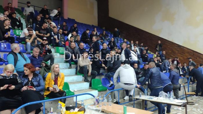 3 kutitë e fundit të Durrësit, drejtuesit më të lartë të PS-së mblidhen tek pallati i sportit (FOTO)