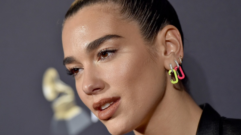 E veshur kuq e zi, Dua Lipa tërheq vëmendjen në rrugët e Londrës (FOTO)