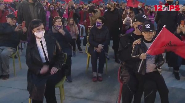 Mitingu përmbyllës në Vlorë, Rama shfaqet së bashku me Lindën dhe Zahon