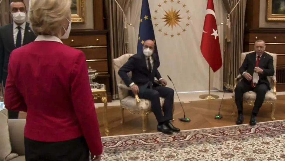 Presidenti turk e la në këmbë, Von der Leyen: U ndjeva e lënduar, kjo ndodhi sepse unë jam një grua