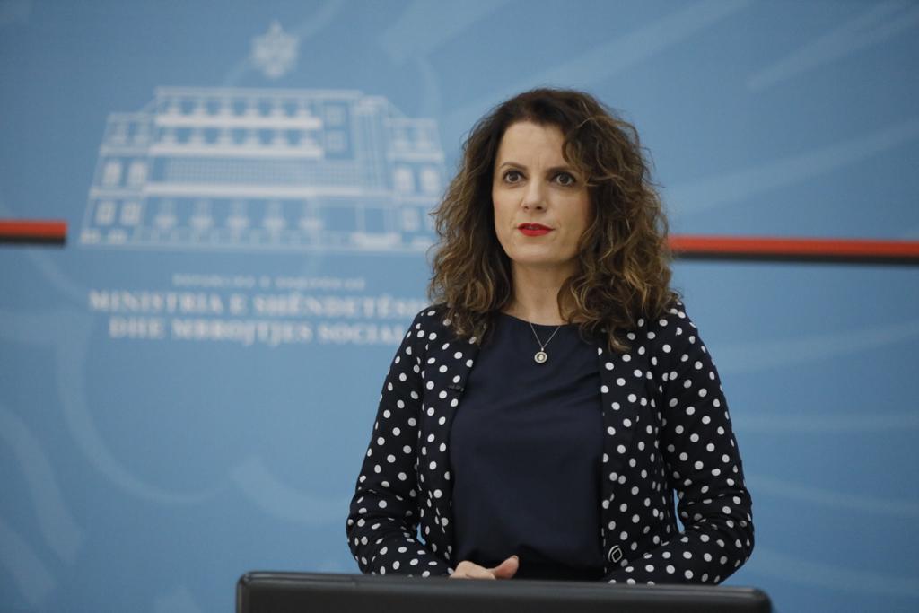 Zv.ministrja Tomini tregon përse ende nuk janë vaksinuar grupet e riskut