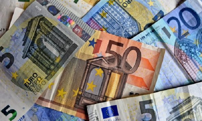 U kapën me 4800 € të falsifikuara, prangosen dy persona