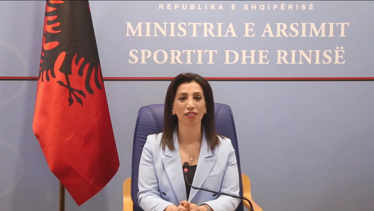 Ministrja e Arsimit jep lajmin: Javën tjetër të gjithë nxënësit rikthehen në shkolla