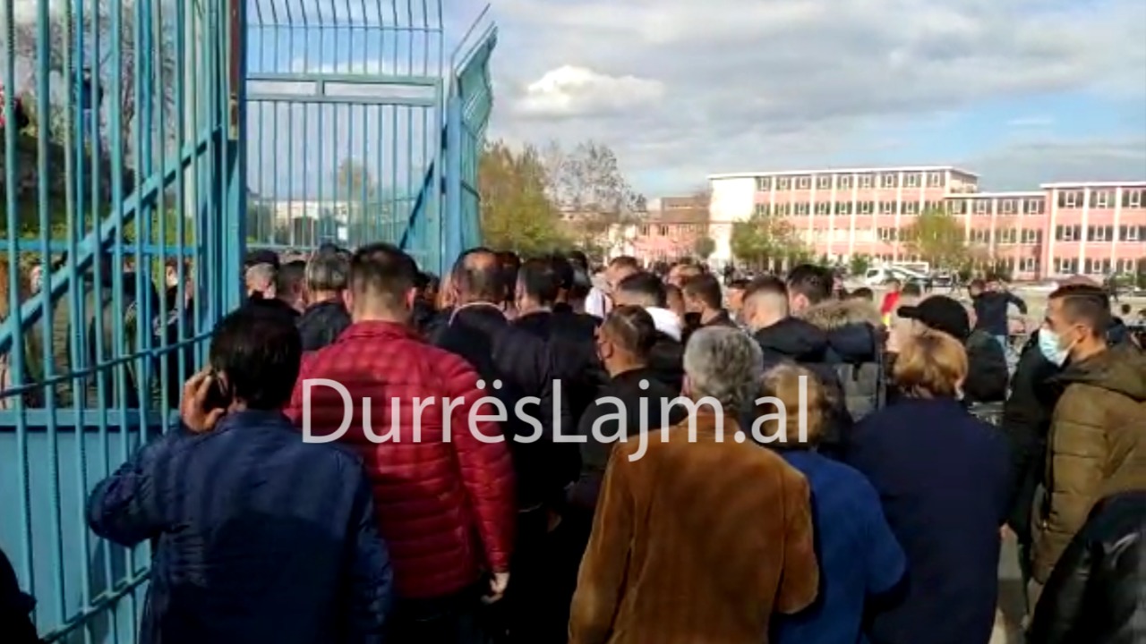 VIDEOLAJM/ Qindra mbështetës të PS-së dynden në mitingun përmbyllës në Durrës