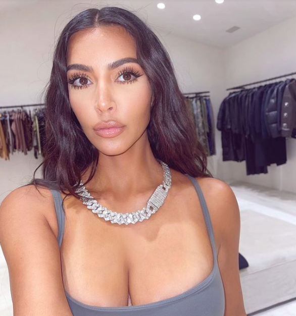 Kim Kardashian pozon me gjerdanin që kushton sa një vilë