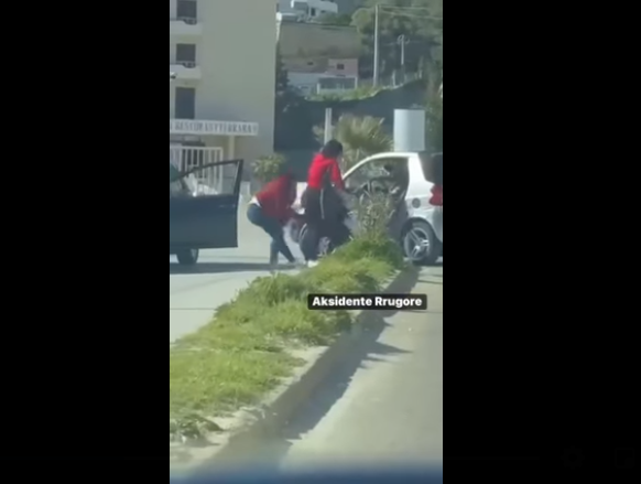 Plas sherri mes vajzave në Durrës, grushta dhe shpulla kokës në mes të rrugës (VIDEO)
