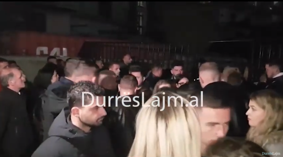Prani e shtuar njerëzish pranë KZAZ nr.22 në Durrës (VIDEO)