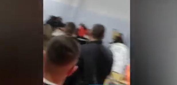 Tensionohet situatë tek KZAZ 30/ Sherr me grushta dhe karrige mes komisionerëve (VIDEO)