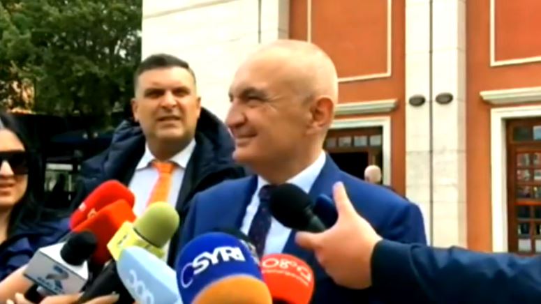 “Dekoron parukiere”, Meta i përgjigjet Ramës: Më 26 prill ka një adresë ku do të kurohet dhe shijojë diellin e Vlorës