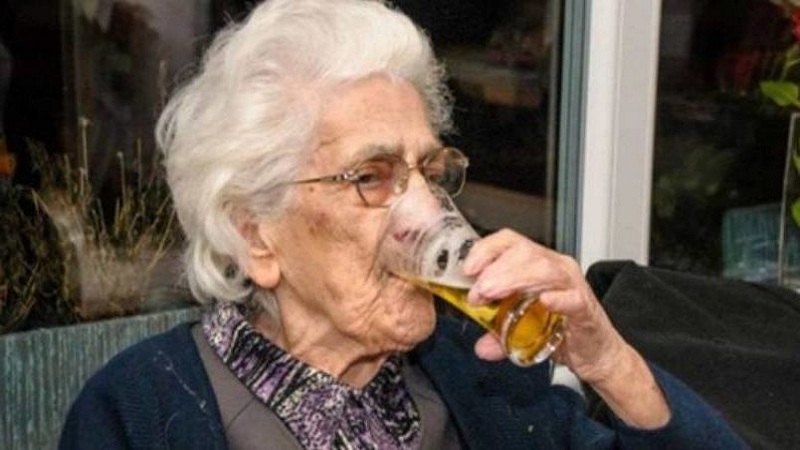 Njihuni me 97-vjeçaren e dashuruar me birrën!