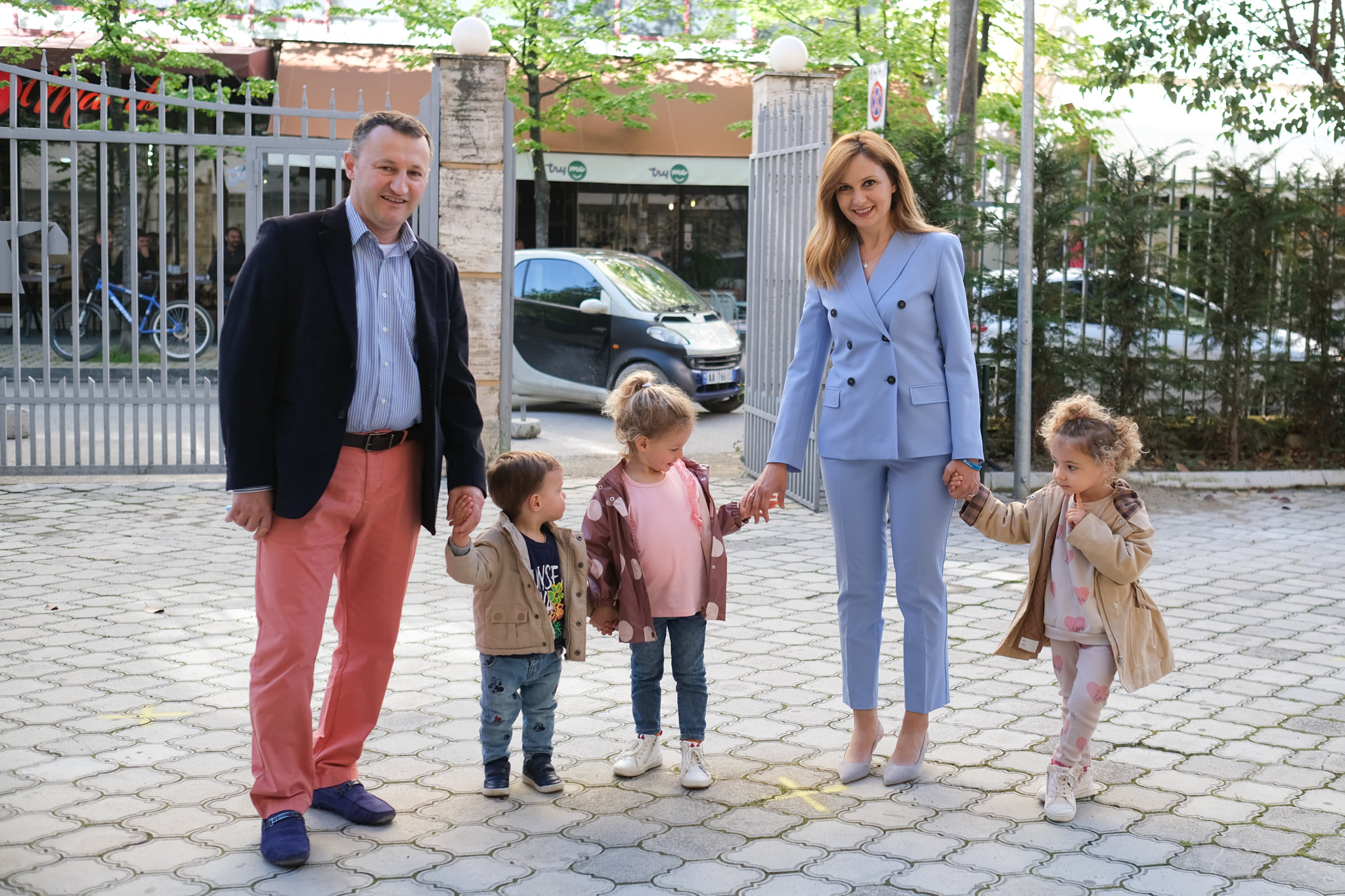 Në ditën e votimeve, Jorida Tabaku shfaqet me bashkëshortin dhe fëmijët