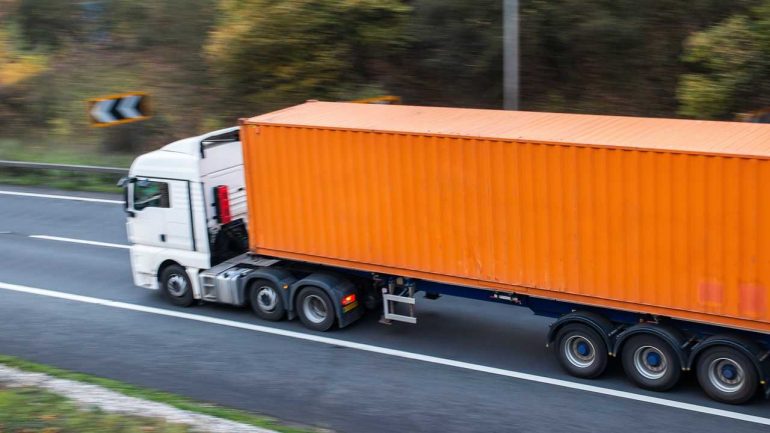 Kalimtarët në Janinë hapin kutinë e rënë nga kamioni, gjejnë një këmbë njeriu