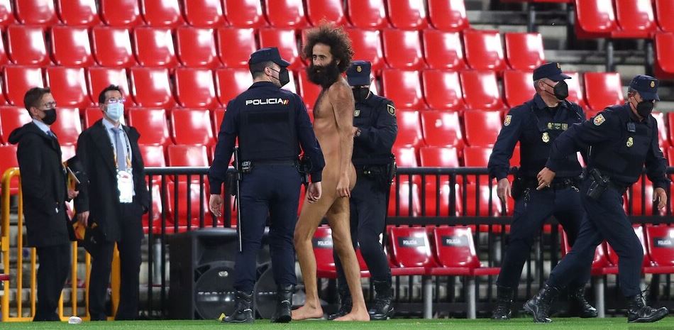 U fut nudo në fushën e lojës, kush është ish-biznesmeni 37-vjeçar që i habiti të gjithë