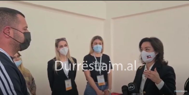 Ambasadorja amerikane në KZAZ-në e Shijakut, interesohet për mbarëvajtjen e procesit dhe numërimin (VIDEO)