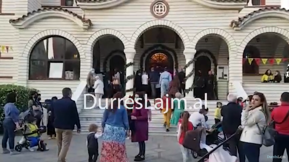 E premtja e zezë, besimtarët ortodoksë në Durrës ndjekin në kishë ritet fetare (VIDEO)