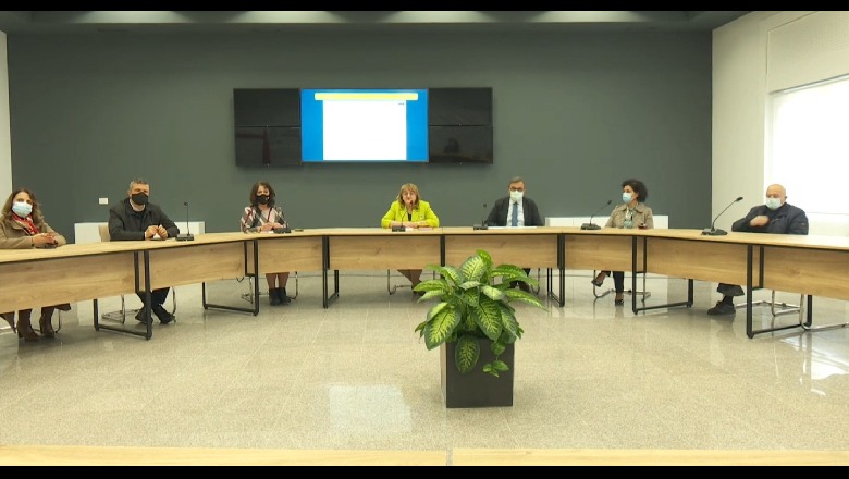 Komiteti Teknik: Vitet e para dhe të dyta në gjimnaze të kthehen në klasa, mësim i kombinuar