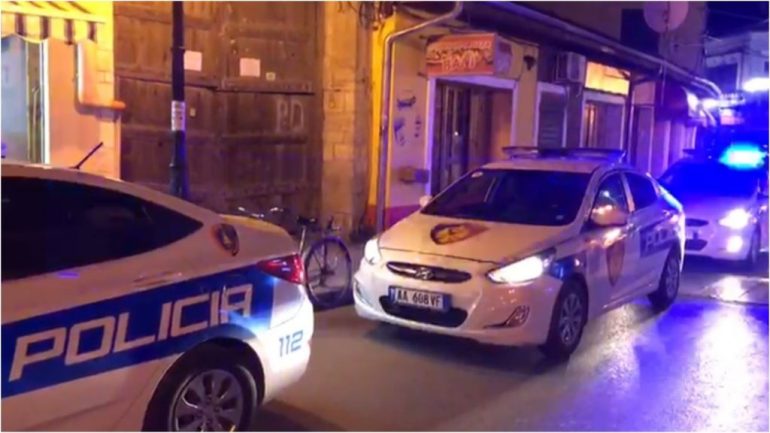 Sherr mes 5 personave, qëllohet me armë zjarri në ajër