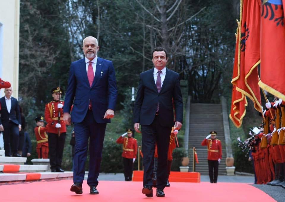 Pas mjekëve, Shqipëria do të ndihmojë Kosovën me vaksina për mësuesit