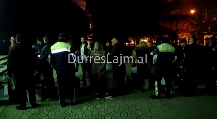 Durrës, radhë e gjatë tek KZAZ nr.24 për të dorëzuar kutitë e votimit (VIDEO)