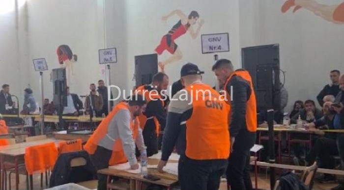 Pezullohet sërish numërimi në KZAZ nr.22 në Durrës, vazhdojnë të dalin vota të pavlefshme të llogaritura për PS