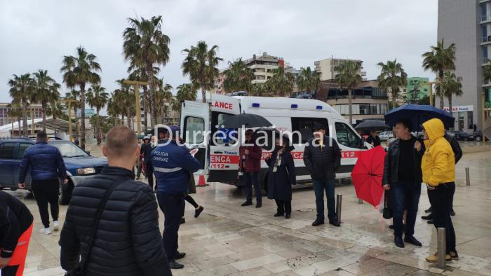 Rrëshqet teksa drejtonte motorin, thyen këmbën i riu në Durrës (VIDEO)