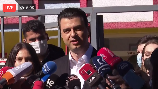 Kryedemokrati Lulzim Basha voton, shoqërohet nga votues për herë të parë (VIDEO)
