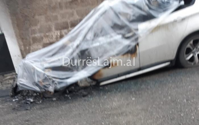 Makina e djegur në Durrës, si ka përfunduar BMW-ja e parkuar (FOTO)