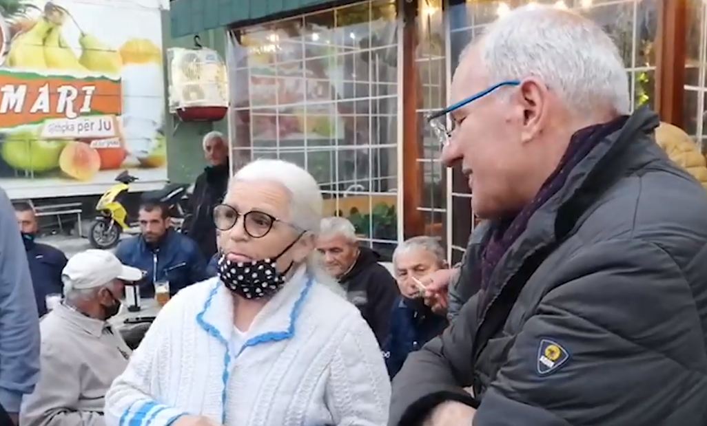 Mësuesja socialiste surprizon Xhaferajn në Durrës: Je i ndershëm dhe familjar model (VIDEO)