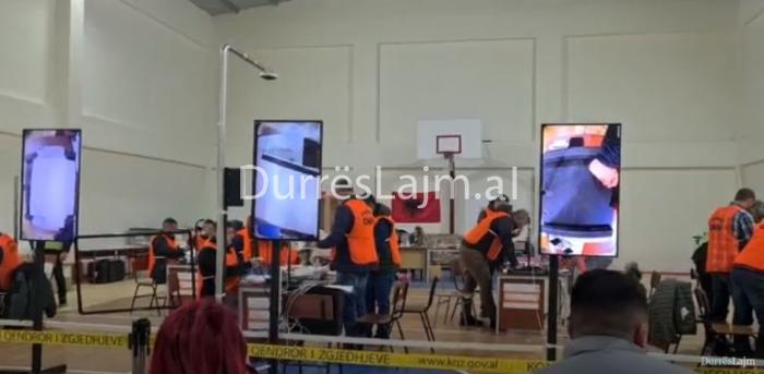 Rriten votat e pavlefshme/ Numërohen kutitë e Plazhit, kush është partia që kryeson