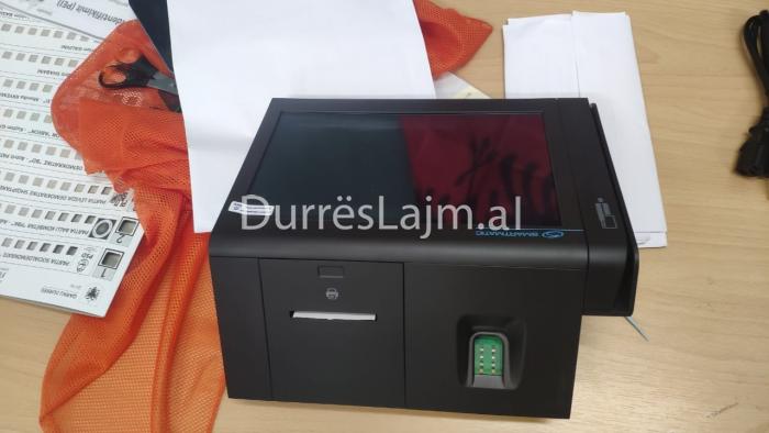 Durrës, ndërrime komisionerësh, në 10 QV të KZAZ nr.21 nuk funksionon pajisja e identifikimit biometrik